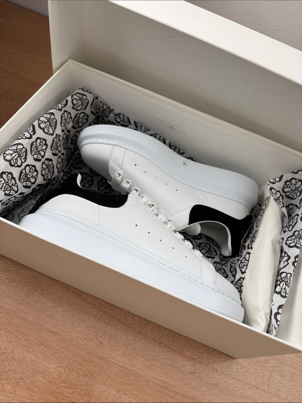 🔥 NEW WITH TAGS • Alexander McQueen Larry Low-Top Sneakers 🔥 - Picture 6 of 14